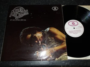 AV INT 1017 = MILES DAVIS = AT HIS EXTRA SPECIAL = EX -JAZZ = COVER BAD - Foto 1 di 5