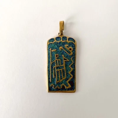 Colgante de bronce chapado en oro esmaltado azul, caballero con bandera - años 50 Foto 1 de 4