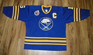CAMISETA DE HOCKEY VINTAGE AUTÉNTICA SOBRE HIELO BUFFALO SABLES PAT LAFONTAINE PARCHE NÚMERO 100 - Imagen 1 de 9
