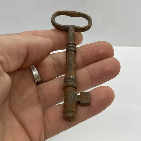 Antique SOLID IRON SKELETON KEY  Gate/Church/Jail 4-1/8” Long Cover