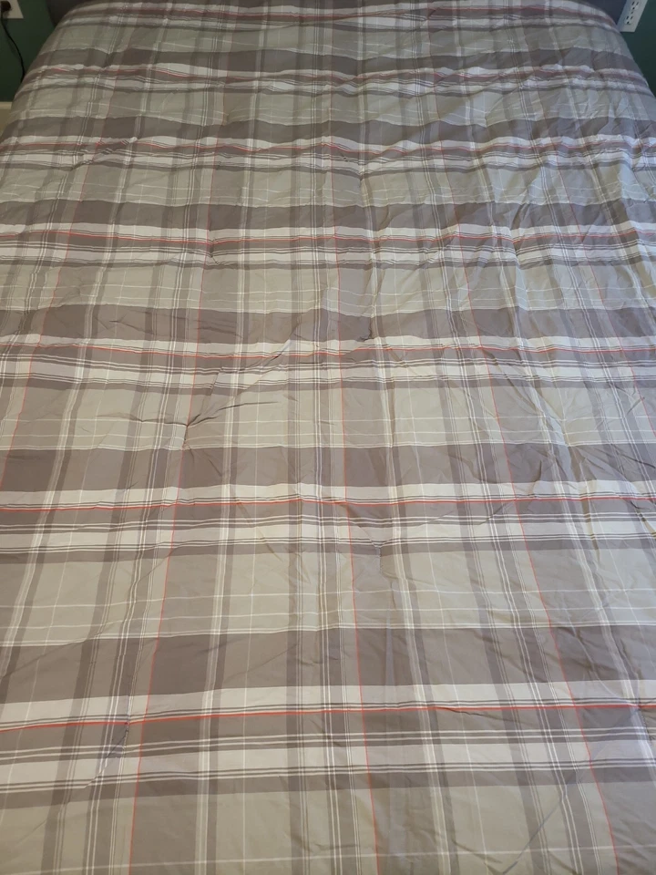 Lacoste Plaid QUEEN Comforter 92x96 Gray Red White Cotton Shell Polyester Fill - Image 1 of 4
