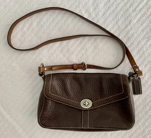 Borsa a tracolla Coach Chelsea in pelle marrone ciottolato con ciondolo B0773-10888P. - Foto 1 di 20