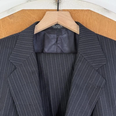 Костюм Alfani мужской 46L серый в тонкую полоску на 3 пуговицах 100% шерсть брюки 38x31 со складками спереди - Изображение 1 из 4