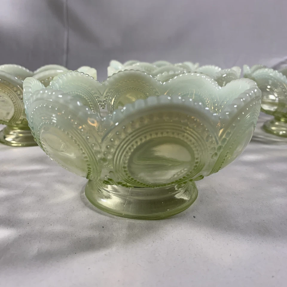 Juego de 5 cuencos vintage de vaselina opalescente y vidrio de uranio con patas en relieve Foto 1 de 4