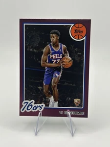 2025-26 Topps VJ Edgecombe Rookie 45th Anniversary RC Pink Foil 76ers - Bild 1 von 2