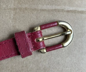 Schmaler Ledergürtel M & S rot mit goldfarbener Schnalle Größe M - Bild 1 von 6