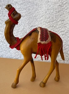 HANDGESCHNITZTES OLIVENHOLZ KAMEL MIT STOFFGESCHIRR & SATTEL ~ KRIPPE / BETHLEHEM - Bild 1 von 6