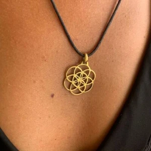 Collar de geometría sagrada colgante de latón Seed of Life - Imagen 1 de 2