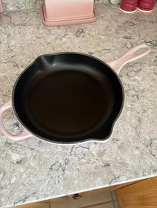 Le Creuset 9in Enameled Cast Iron Skillet Pink With Bonus Pink Handle Holder - Picture 1 of 6