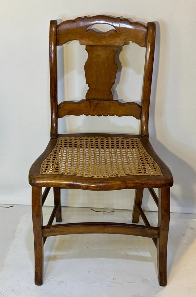 Silla de comedor de arce tigre ojo de pájaro período federal americano temprano asiento de bastón Foto 1 de 4