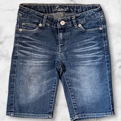 Bermuda jeans Levis feminina tamanho 8 azul desgastada ajuste cintura aba vermelha - Imagem 1 de 4