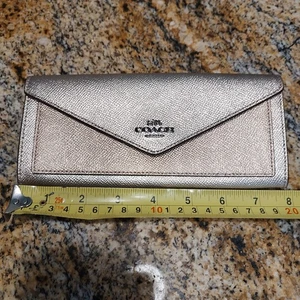 Portafoglio Coach oro metallizzato 38982, nuovo con etichetta, blocco colore 7,5 pollici - Foto 1 di 12