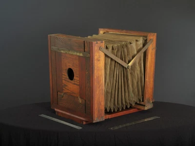 Marco de cámara de formato muy grande sin marca con fuelle, posiblemente cámara oscura Foto 1 de 4