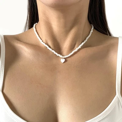 Collar Gargantilla Semilla Blanca Con Corazón Blanco, Cadena Chapada en Oro Foto 1 de 3