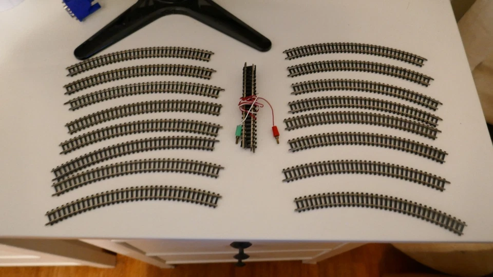 Lot of 16 Minitrains HOe (N Scale) Curved Track Sections, 9" Radius - Image 1 of 1