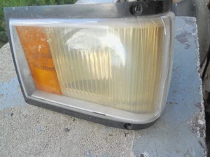1987 1988 FLEETWOOD DEVILLE FWD RIGHT CORNER MARKER Has CrAcKs TURN SIGNAL LIGHT - Picture 1 of 19