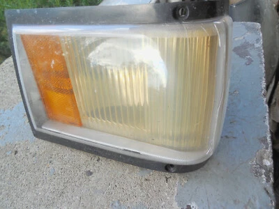 1987 1988 FLEETWOOD DEVILLE FWD RIGHT CORNER MARKER Has CrAcKs TURN SIGNAL LIGHT - Image 1 of 4