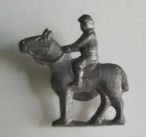 1924 Cracker Jack Prize Spielzeug Pferd und Reiter Noppen oder Ansteckknopf - Bild 1 von 2