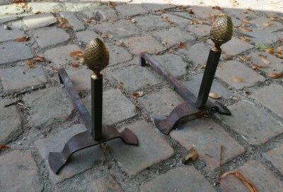 Paire de chenets à la pomme de pin dorée. - Photo 1/4