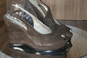 Pelle Moda Nisha Womens 8.5 Wedge Sandal Brown Suede ! - Picture 1 of 12