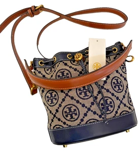 BOLSO DE HOMBRO NUEVO CON ETIQUETAS $495 TORY BURCH T MONOGRAMA CUERO JACQUARD AZUL/MARRÓN BUCKET - Imagen 1 de 22