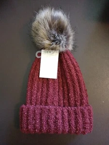 Neu mit Etikett Forever 21 Beanie Einheitsgröße weinrot Zopfmuster Acryl Schnee Ski Kunstfell Bommel - Bild 1 von 1