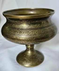 Antigua maceta indopersa grabada de latón lacado con pedestal - Imagen 1 de 24