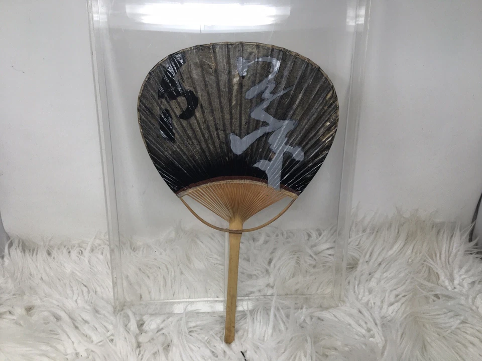 Antiguo abanico plano japonés Uchiwa de colección mango de bambú arte pintado en estuche Foto 1 de 4