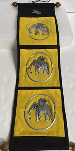 ORGANIZADOR DE CARTAS ASIÁTICO CON EMBLEMAS METÁLICOS ELEFANTE. "25"" de largo y 10"" de ancho" - Imagen 1 de 5