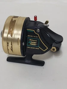 Carrete de pesca Shakespeare Spincast serie 70/20 Cant Twist Line Saver Drag - Imagen 1 de 5