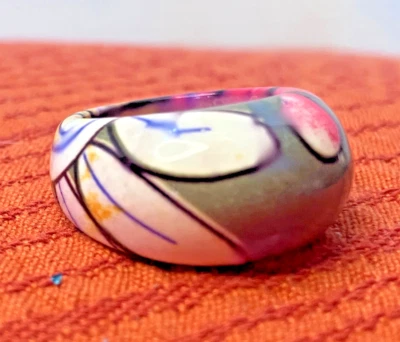 Anillo abovedado cónico Lucite de colección talla 7 verde/rosa/ht diseño floral abstracto boho Foto 1 de 4