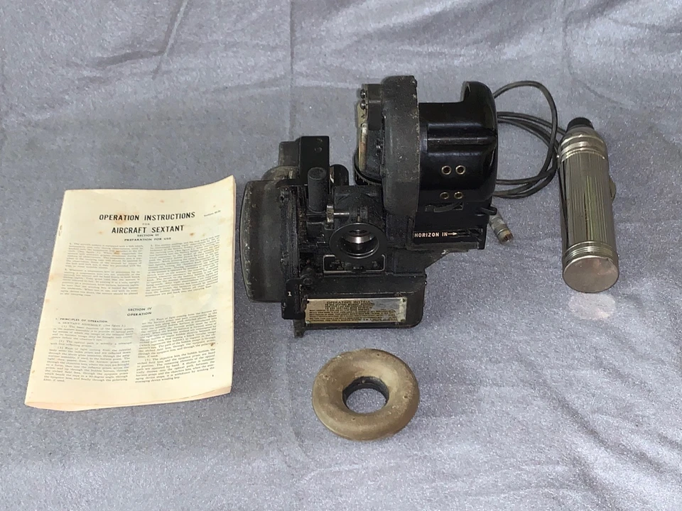 BENDIX WWII Airplane Sextant Bubble Type (With Alt. Averaging Device) AN-5851-1 - Image 1 of 4