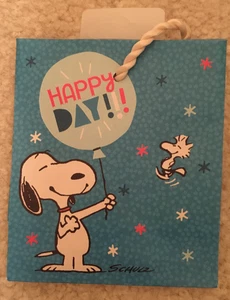 BRANDNEU Hallmark Peanuts Snoopy Happy Day kleine Geschenktüte 4x4 - Bild 1 von 2
