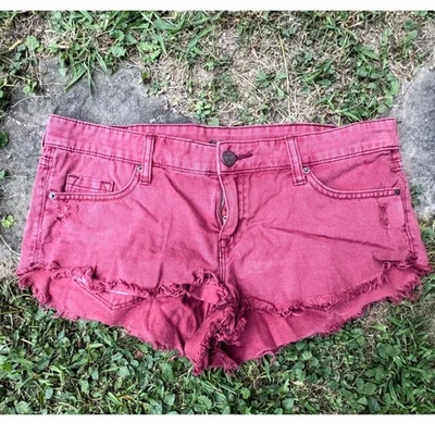 Pantalones cortos de mezclilla BDG tiro bajo Dolphin para mujer 29 borgoña desgastado dobladillo deshilachado Foto 1 de 4