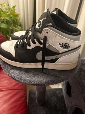 Jordan 1 Mid Shoes Foto 1 de 4