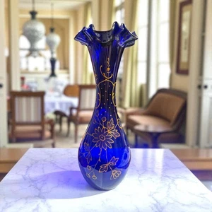 Jarrón de vidrio azul cobalto soplado a mano con detalle de esmalte pintado floral 12,5" - Imagen 1 de 9