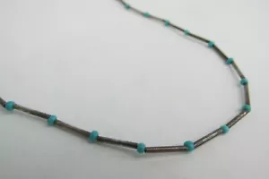 Collar de cuentas de corneta de plata vintage y cuentas de semillas de turquesa pátina oscura cierre de tornillo - Imagen 1 de 3