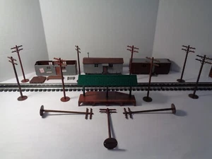 PLASTICVILLE R.R.WORK CAR SHANTYS,STATION PLATFORM AND TELEPHONE POLE COLLECTION - Picture 1 of 10
