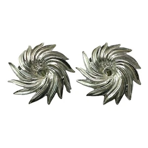 Boucles d'oreilles vintage signées Lisner clip sur ton argent tourbillonnant rond - Photo 1/4