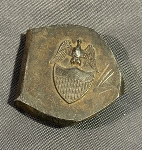 Fragmento de armamento militar de hierro antiguo temprano con marca de escudo de águila patriótica - Imagen 1 de 13
