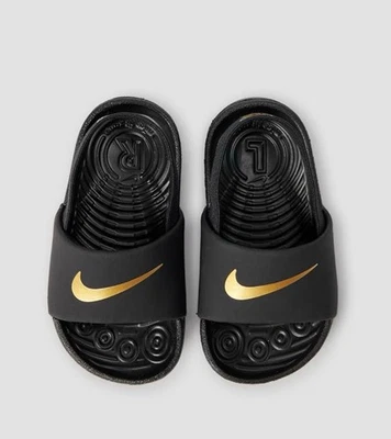 Tobogán Nike Kawa para niños pequeños negro/dorado metálico talla 7C Foto 1 de 4