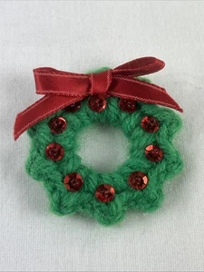 Handarbeit Weihnachtskranz Brosche Anstecknadel gehäkelt 1,5" grün rot - Bild 1 von 2
