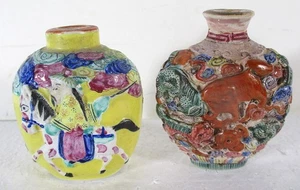 2 OLD BAS RELIEF MULTICOLOR CHINESE SNUFF BOTTLES, HORSE RIDERS & ANIMALS SIGNED - Picture 1 of 9
