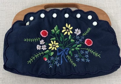 Bolso sin asas vintage de madera azul marino bordado floral pequeño con marco Foto 1 de 4