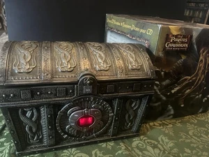 Disney Piratas del Caribe Reproductor de CD Cofre del Hombre Muerto con Corazón Brillante Funciona - Imagen 1 de 13