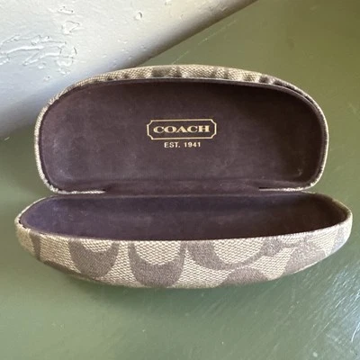 Estojo de óculos de sol Coach Signature logotipo bronzeado/marrom concha dura - Imagem 1 de 4