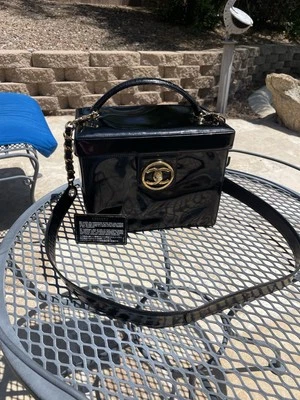 Caja rígida Chanel vintage de charol negro - Estuche vanidad con correa para tarjetas bolsa antipolvo Foto 1 de 4