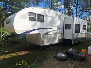 2008 Keystone Outback Sydney 28FRLS 5th Wheel Camper - Picture 1 of 9
