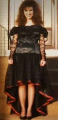 Vestido de graduación 1988 de colección negro encaje dobladillo asimétrico acento rojo Foto 1 de 4