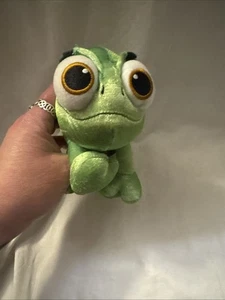Exclusivo muñeco de peluche suave Pascal verde enredado 7" de los parques de Disney Store - Imagen 1 de 18